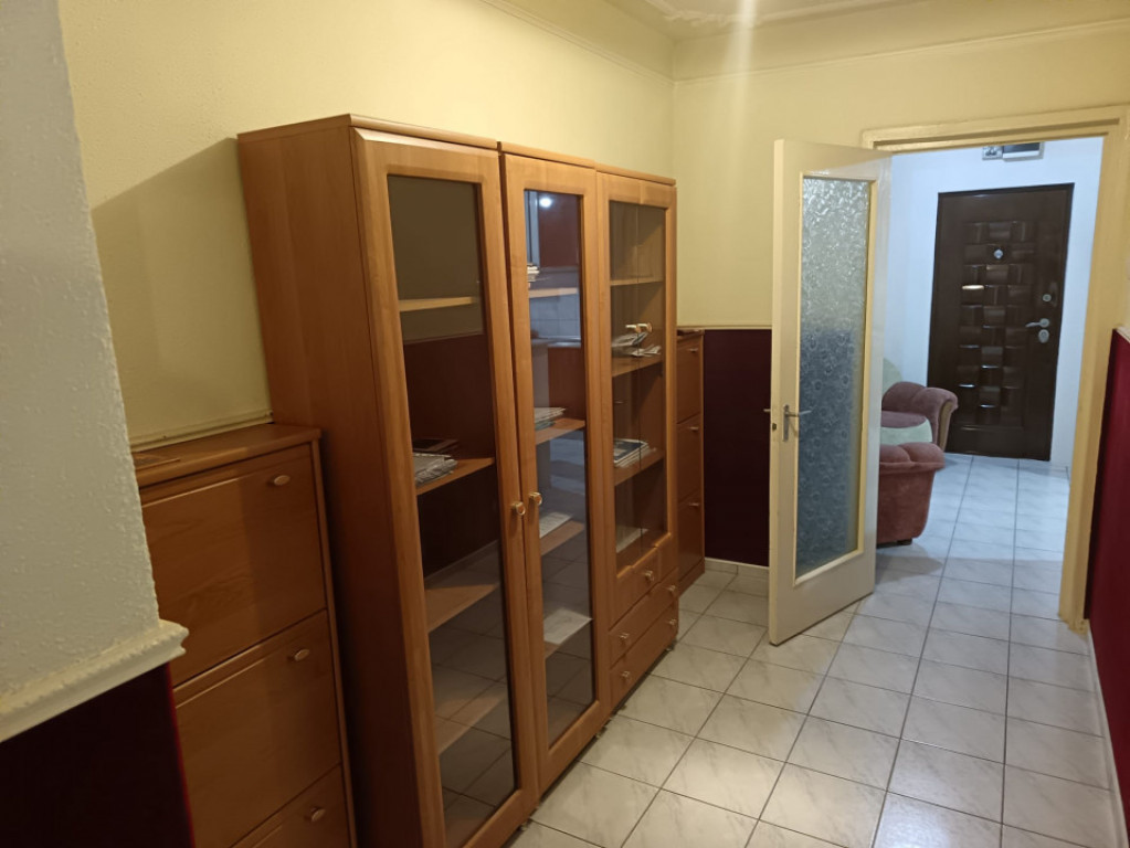 APT. 3 CAMERE, DECOMANDAT, ETAJ 1, SEMIMOBILAT, FARA RISC M