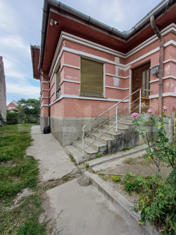 Casa renovabila, 4 camere, 1317 mp teren, zona centrala Turd