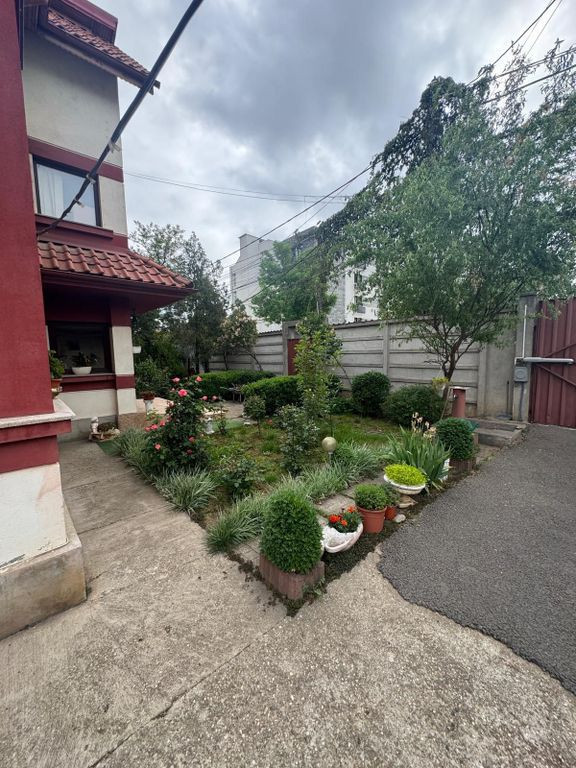 Casa de închiriat 7 camere Sector 4, ideal pentru clinic...