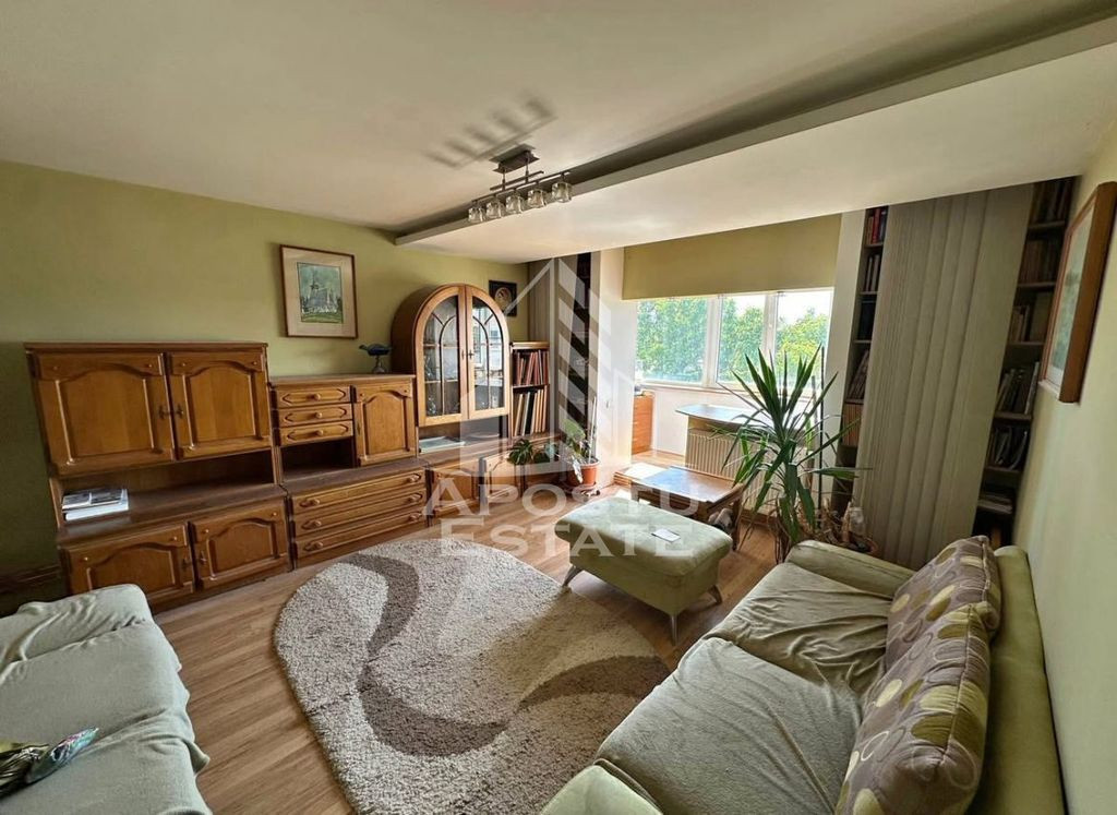 Apartament cu 3 camere, decomandat, 2 bai, 2 balcoane