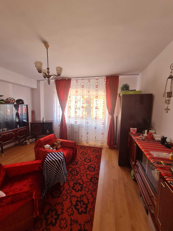 Apartament 3 camere etaj intermediar Racadau