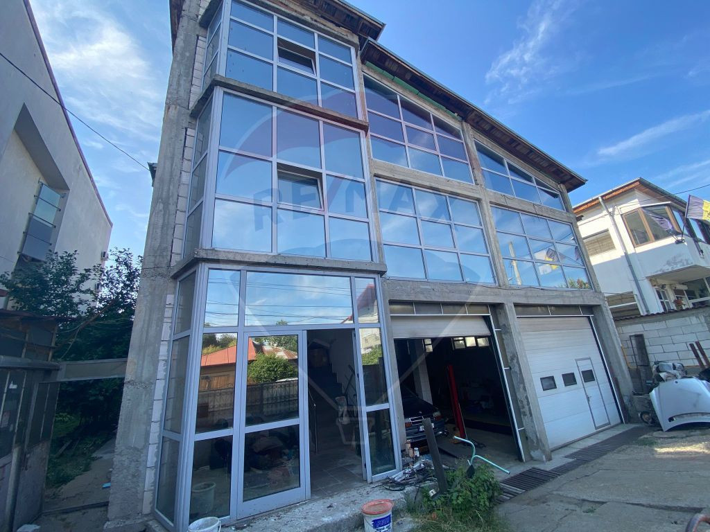 Casă / Vilă, și service cu spații de birouri, de vân...