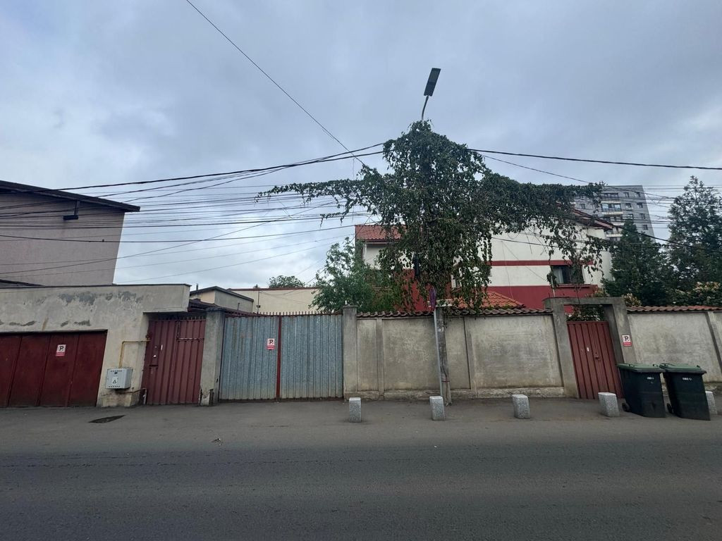 Casa de închiriat 7 camere Sector 4, ideal pentru clinic...