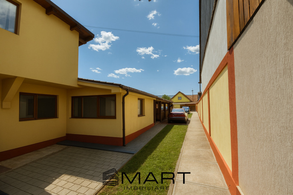 Casă Orlat - 2 apartamente, 2 terase, curte amenajată, 200