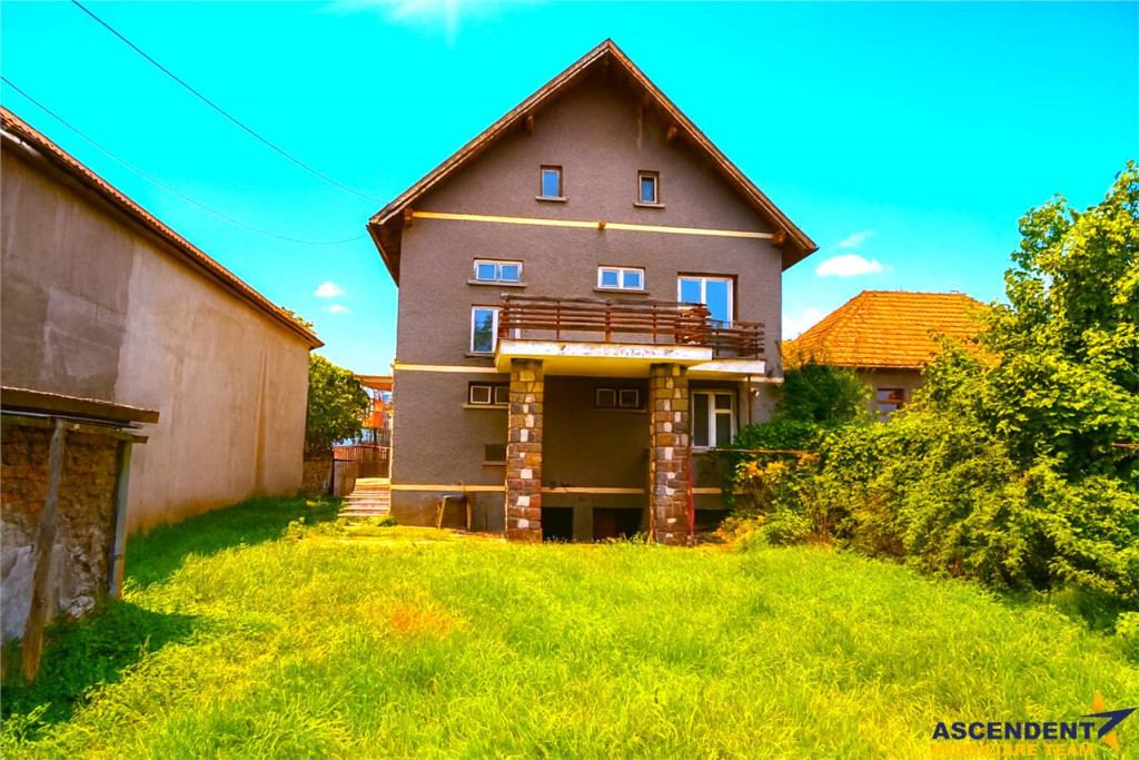 Imobil cu potential, constructie solida cu 2 apartamente, de