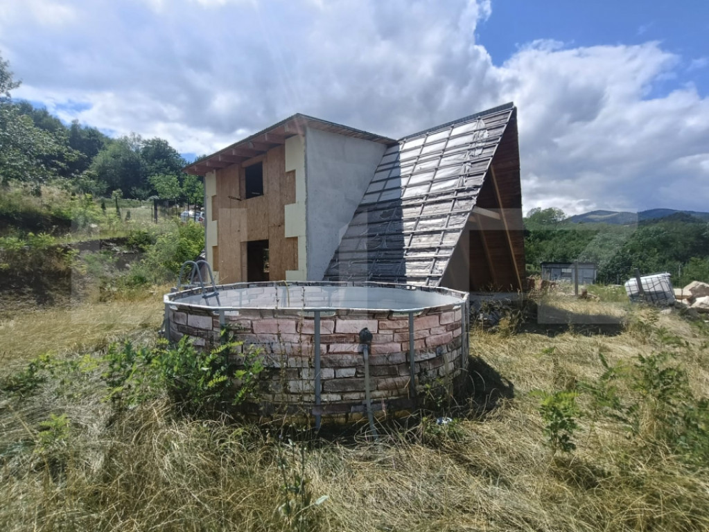 Cabana la rosu 150 mp cu teren de 3500 mp in Ampoita