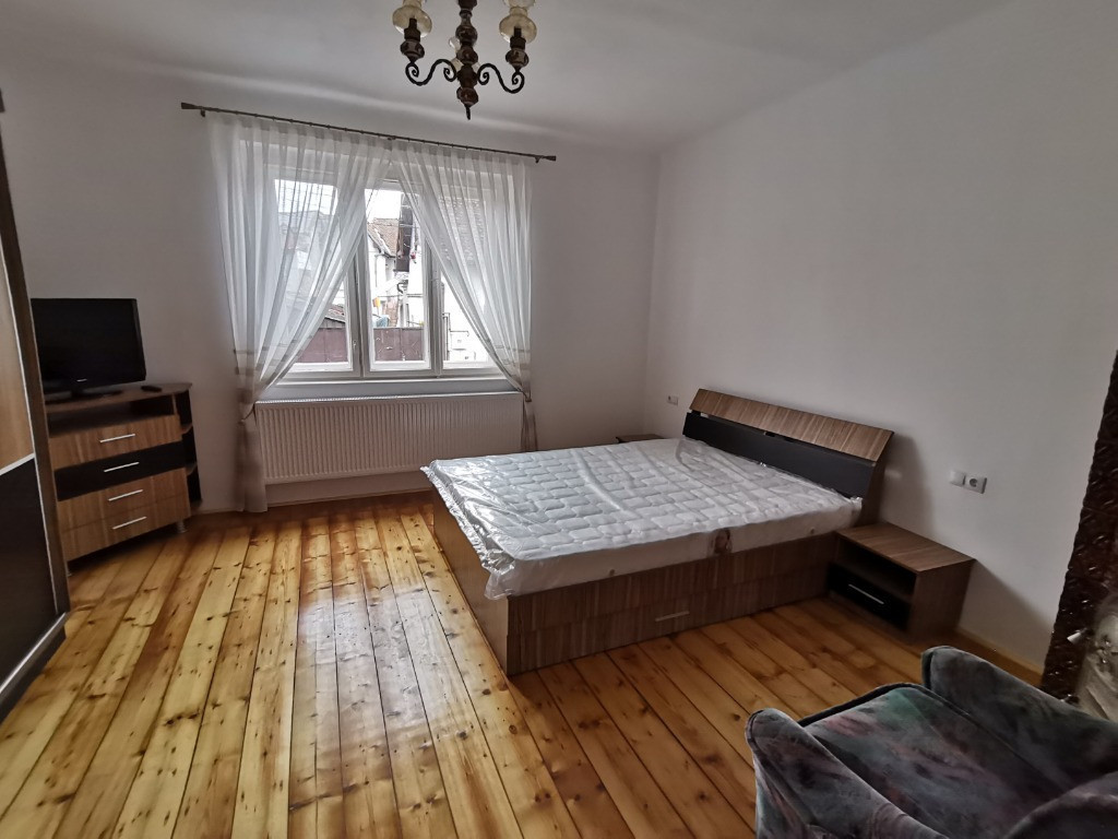 INCHIRIEZ ap.2 camere decomandat la casa,renovat,zona p ta Cluj