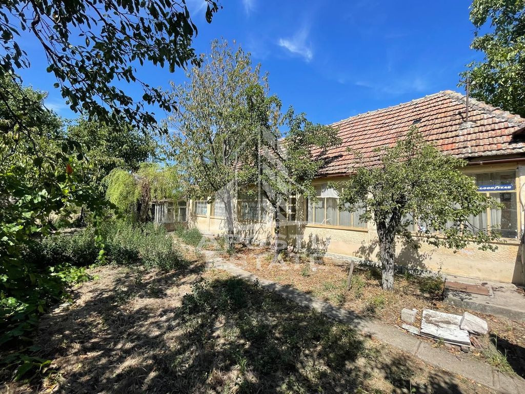 Casa cu teren 3407 mp, la asfalt, Seceani, 26 km de Timis...