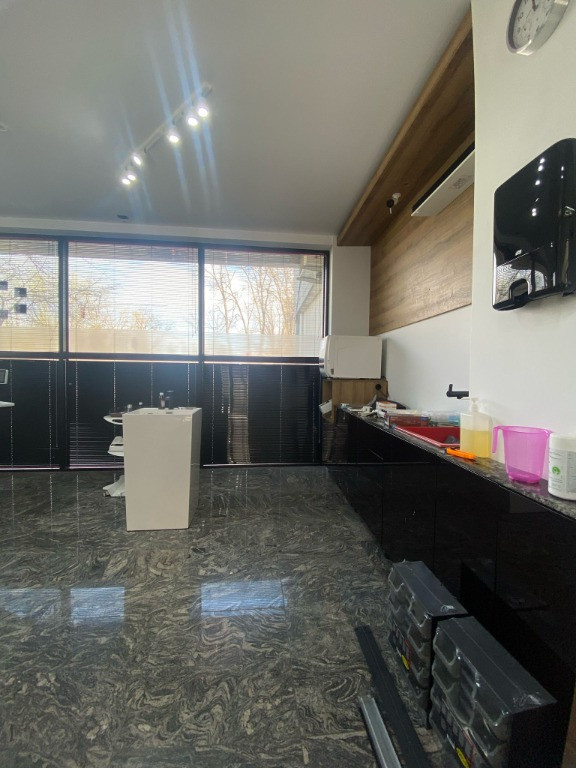 Spațiu comercial, renovat total, 2 băi, ideal cabinet/salon/showroom