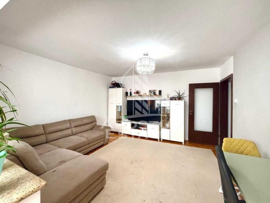 Apartament 3 camere,decomandat, renovat, zona Dambovita