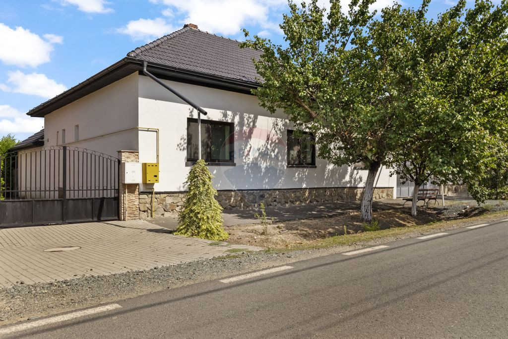 Casă mobilată în Curtici, cu teren 1439 mp, independen...