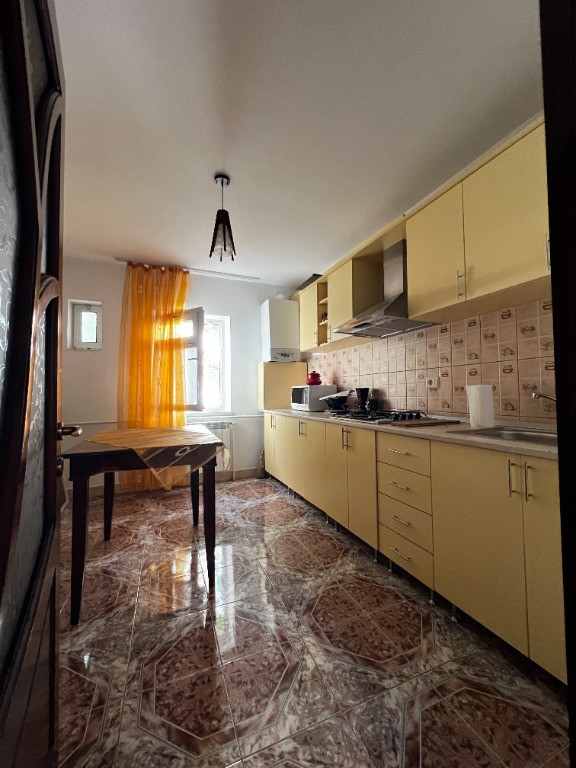 Apartament 3 camere, 76 mp, două balcoane, zona Favorit