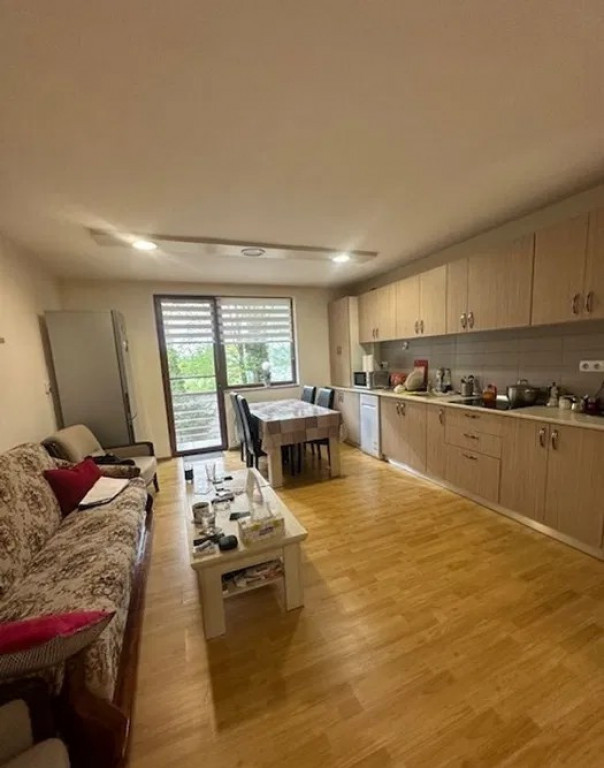 Apartament 3 camere, 82 mp, parter înalt + boxă 30 mp + 2