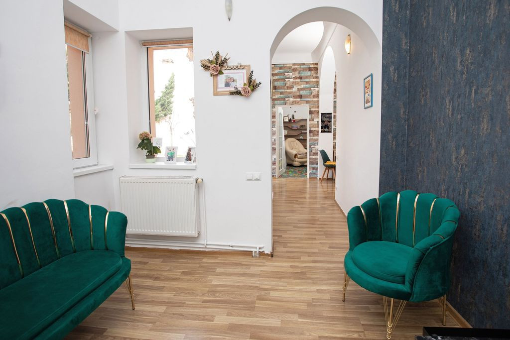 Vilă, singur în curte, central, Oradea 128 mp. 800 E/lu...