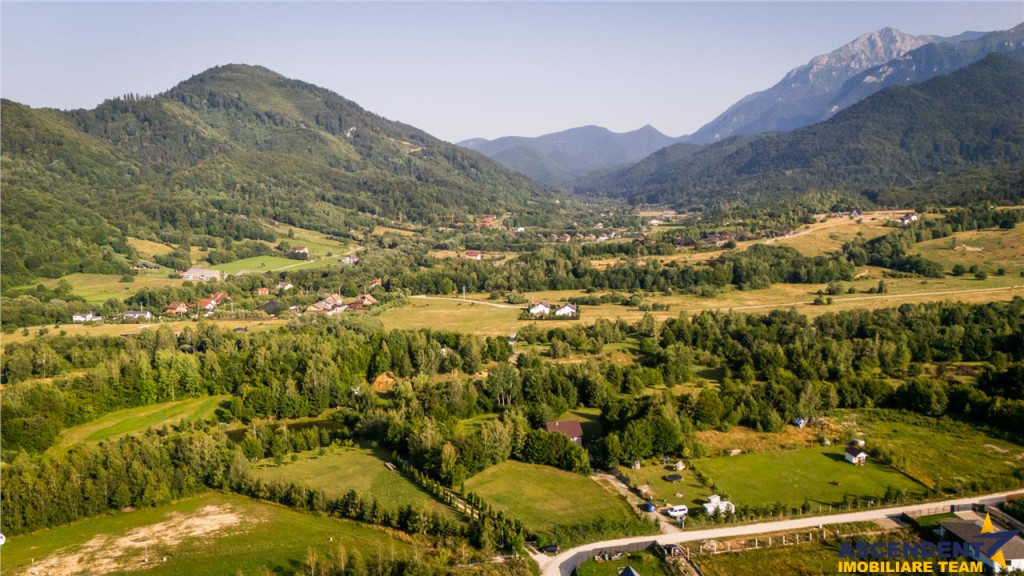 FILM! Oaza paradisiaca cu lac, vedere catre Bucegi, Glajerie