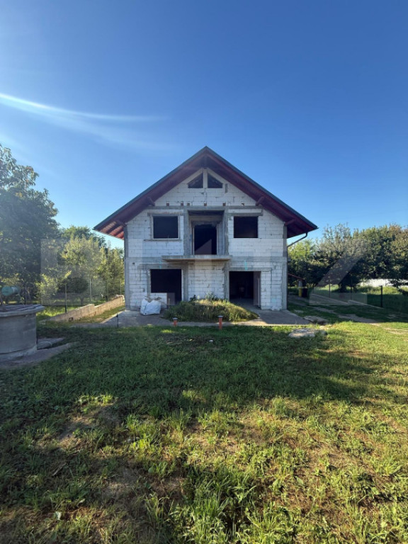 Casa Duplex la rosu, 222 mp utili, teren 423 mp, Burdujeni,