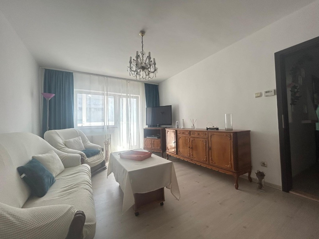 Apartament 3 camere, 2 bai, decomandat, spatios, insorit, zona Garii