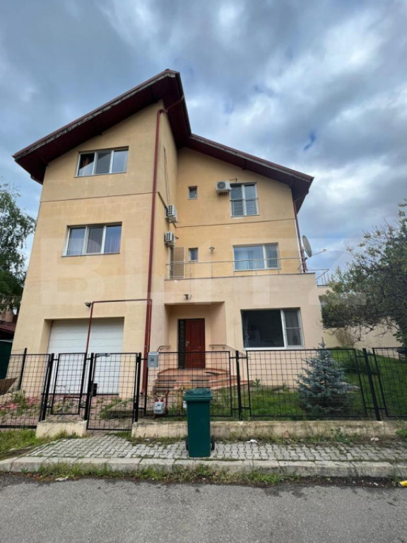 Vila deosebita cu 9 camere, 300 mp, zona Jolie Ville