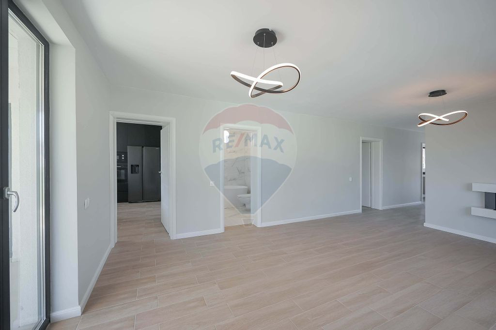 Casă modernă cu 4 camere de vânzare, în Nojorid