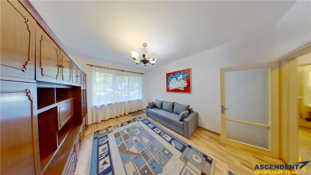 Oferta rezervata - Decomandat, inconjurat de gradini, Strada