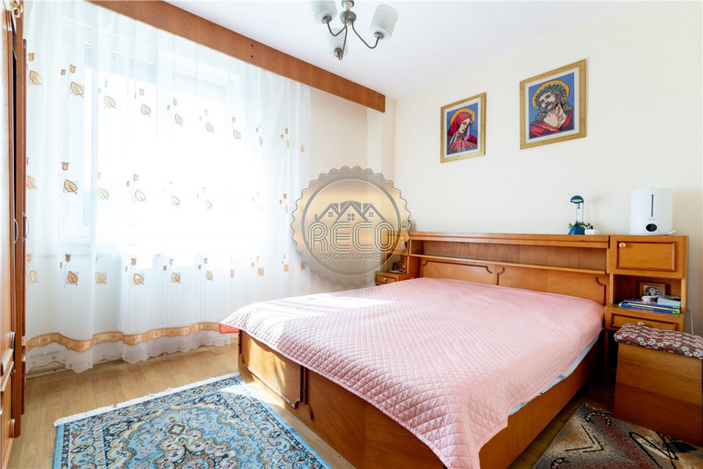 RECO Apartament 5 camere, Etaj 3, Decomandat , Sanmartin