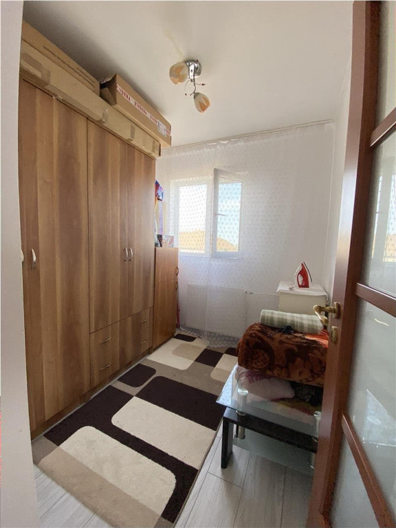 Apartament cu 2 Camere, Semidecomandat. Zona Rogerius
