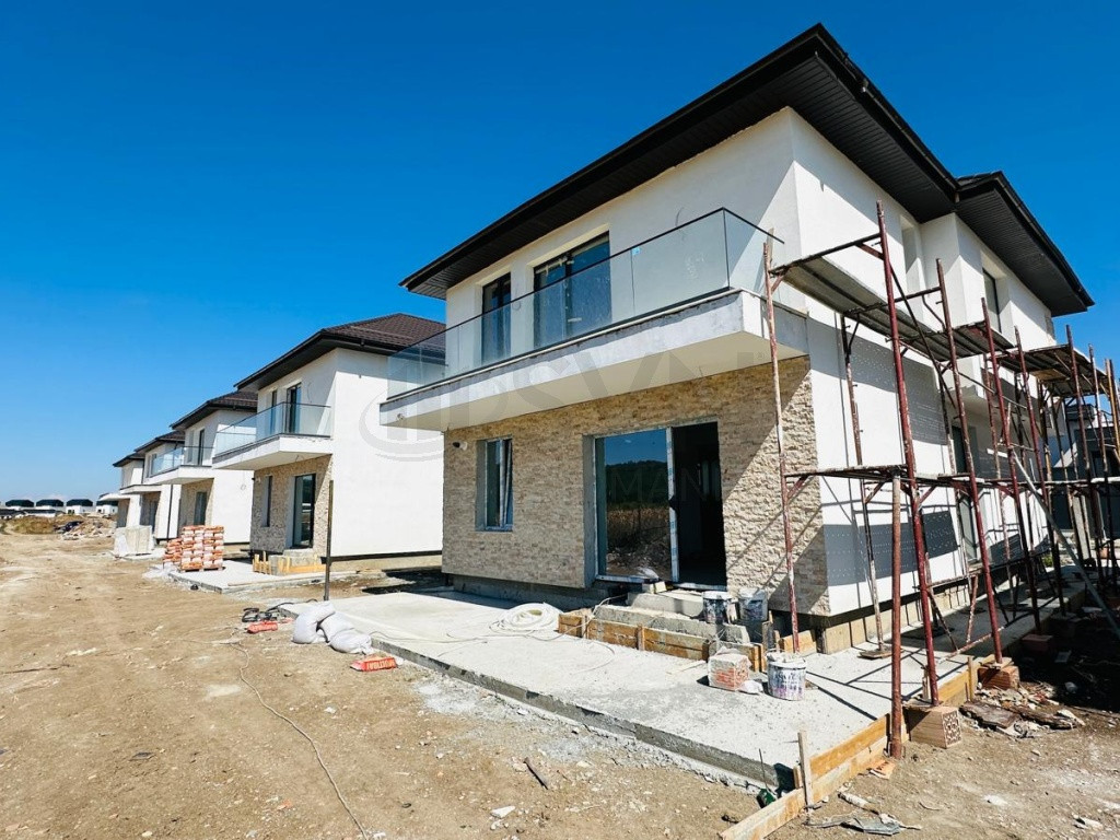 Casa individuala 5 camere cu panouri solare si pompa de c...