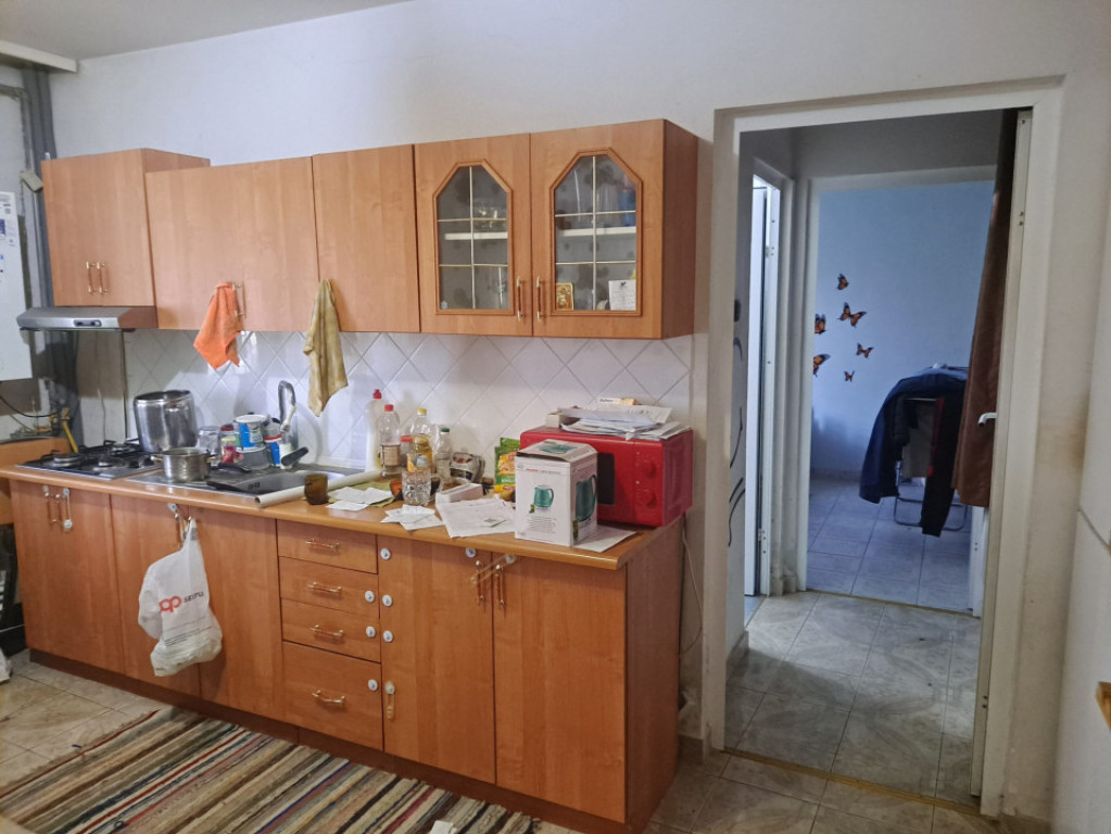 Apartament 2 camere transformat in 3 camere situat in zona A