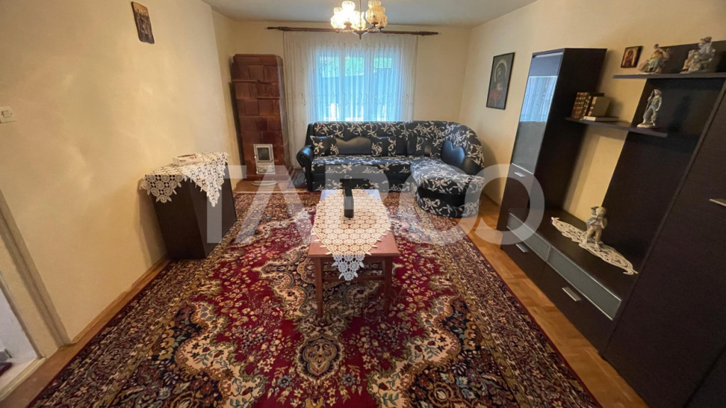 Casa traditionala de vanzare cu curte si anexe in Rasinari