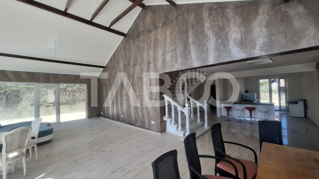 Casa de vanzare 405 mp utili 2 garaje 250 mp terase Slimnic