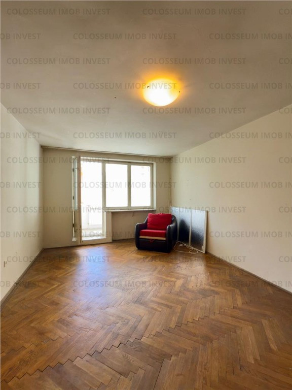 Apartament cu 3 camere, decomandat - zona Mircea cel Batran