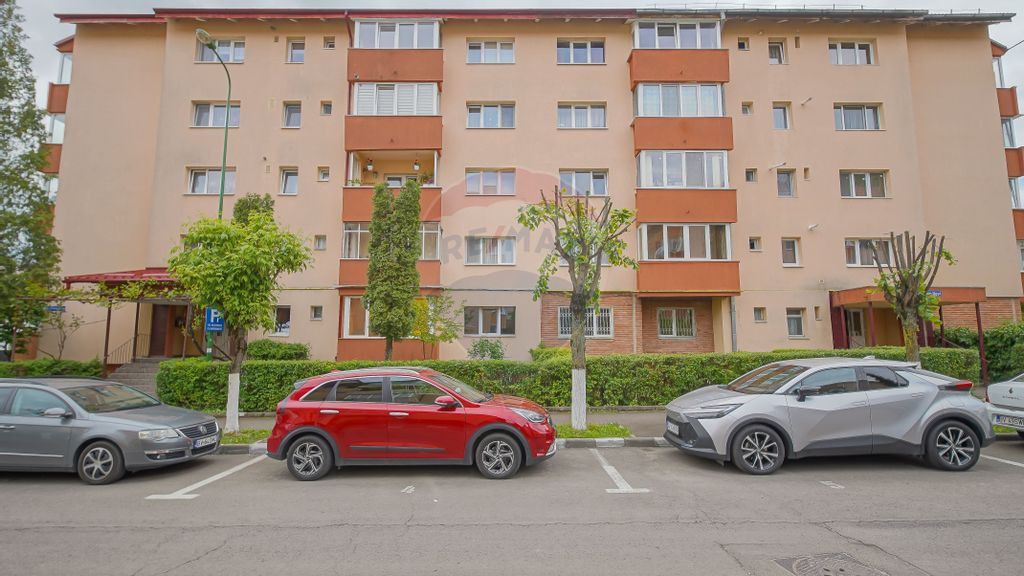 Apartament cu 3 camere de închiriat în zona Racadau