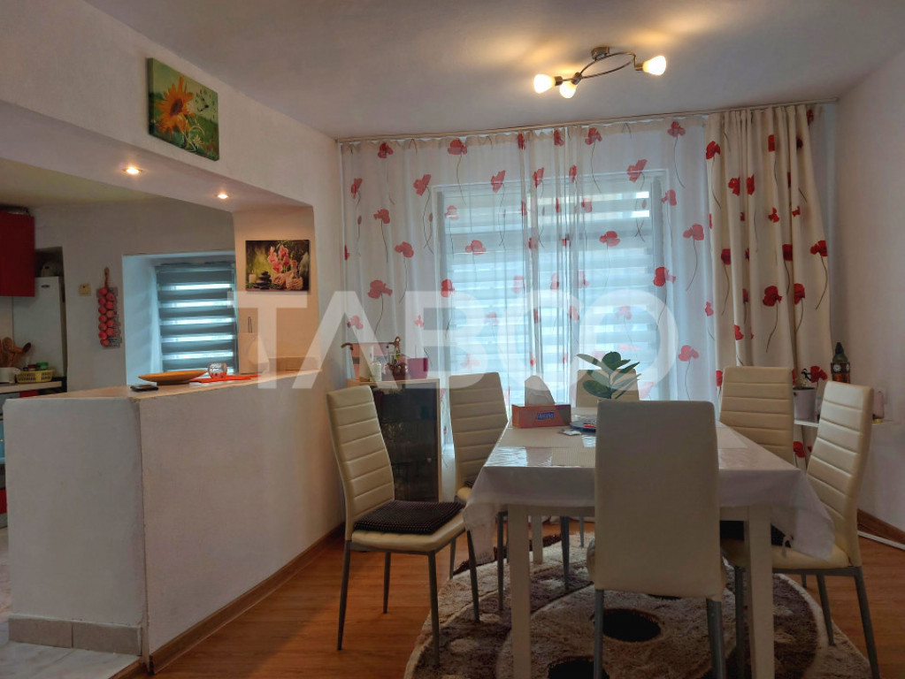 Apartament spatios la casa 3 camere decomandate 80 mp Cisnad