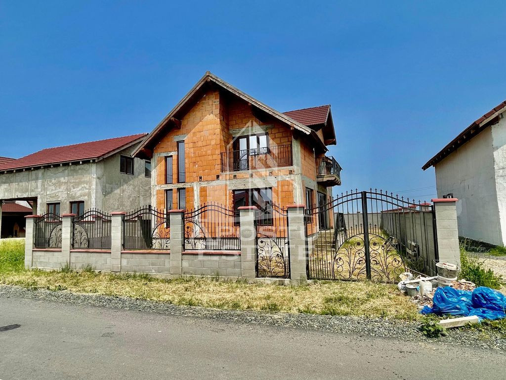 Casa la rosu cu instalatie electrica Becicherecu Mic