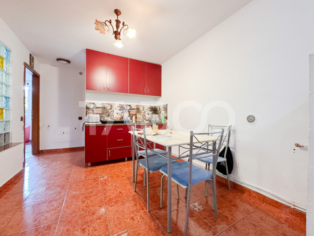 Apartament cu 3 camere de vanzare - parter inalt - zona Raho