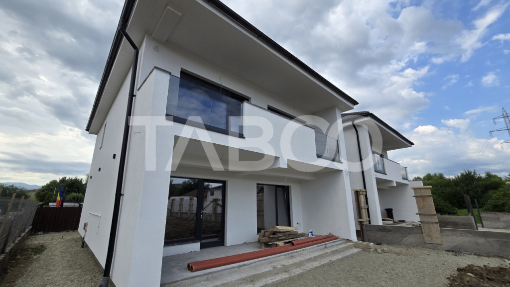 Duplex de vanzare 450mp teren liber 4 camere 2 bai 2 parcari