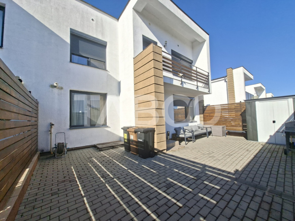 Casa de vanzare in Zavoi cu 3 camere 2 bai curte libera de 5