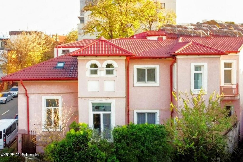 Salcamilor - Bd. Dacia, Vila renovata 223 mp utili, inchi...