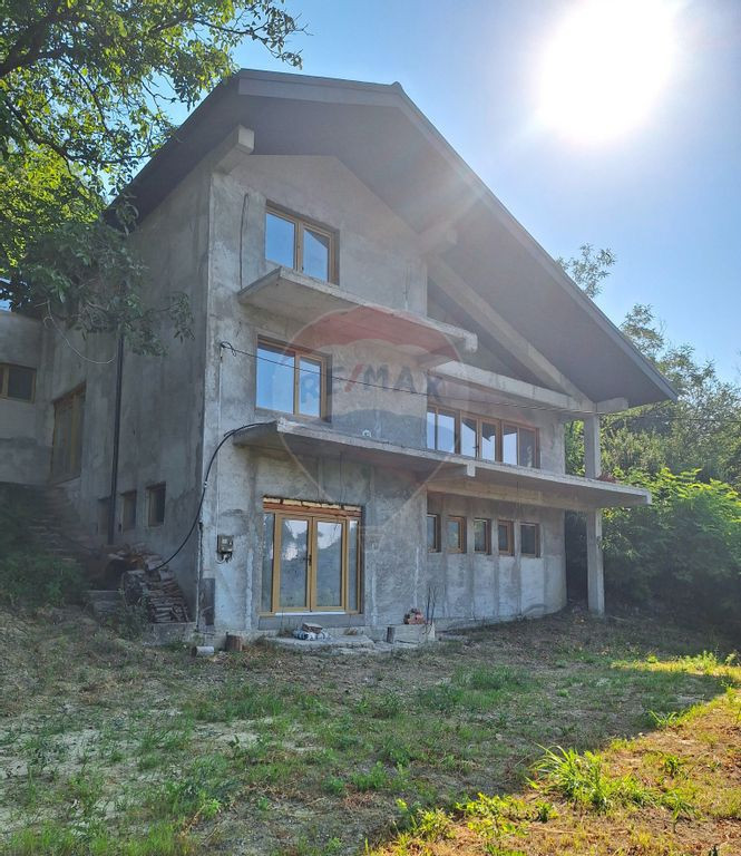 Casă / Vilă la gri aproape gata sa devina " acasa" !