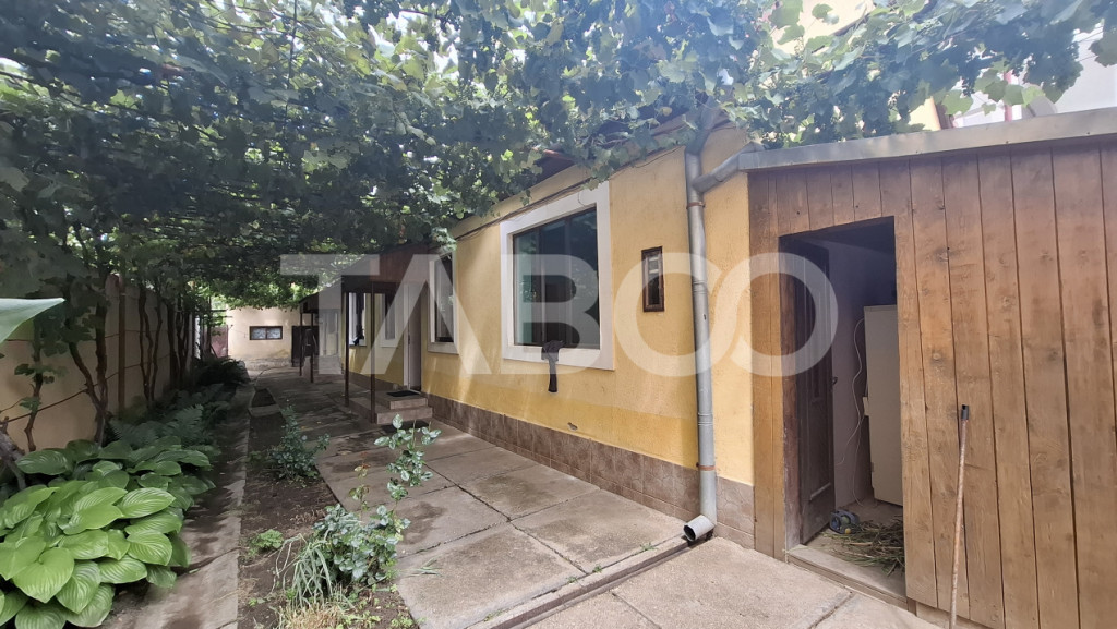 Doua case la pret de una teren 900 mp zona Turnisor