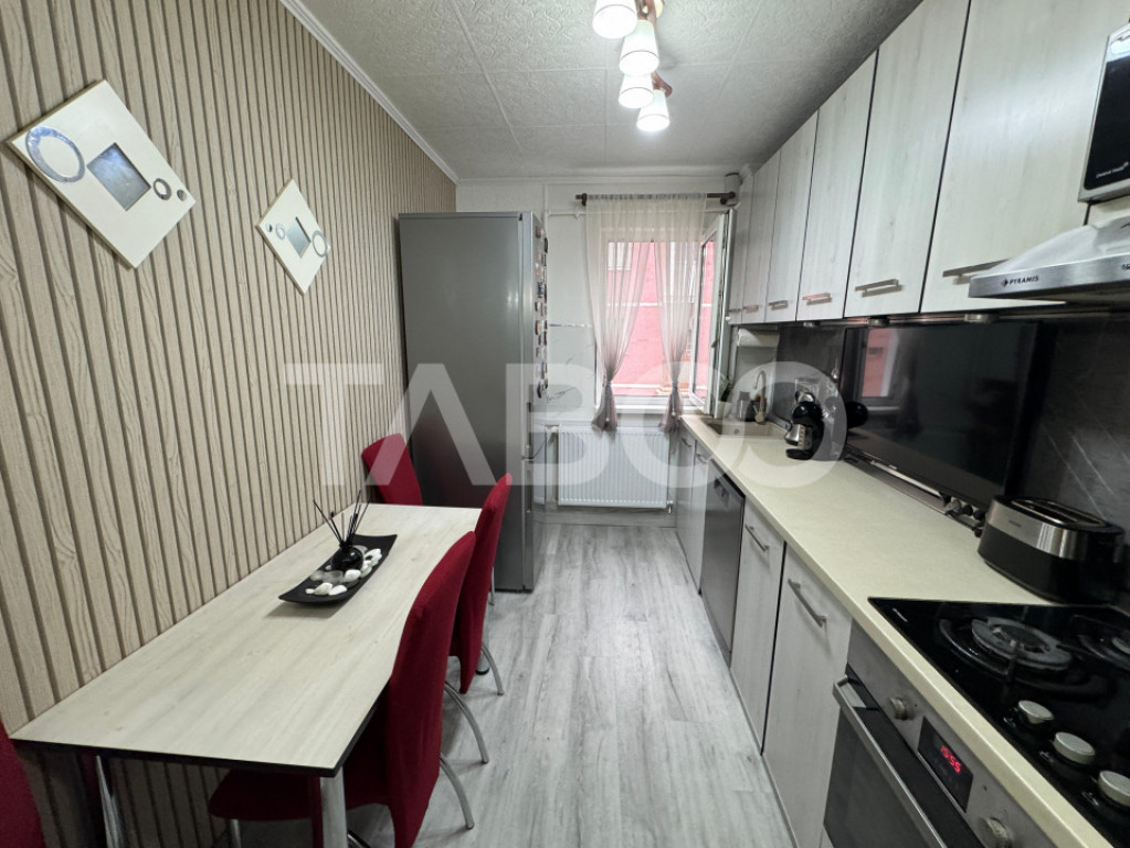 Apartament de vanzare cu 3 camere la etaj intermediar 2 cu p