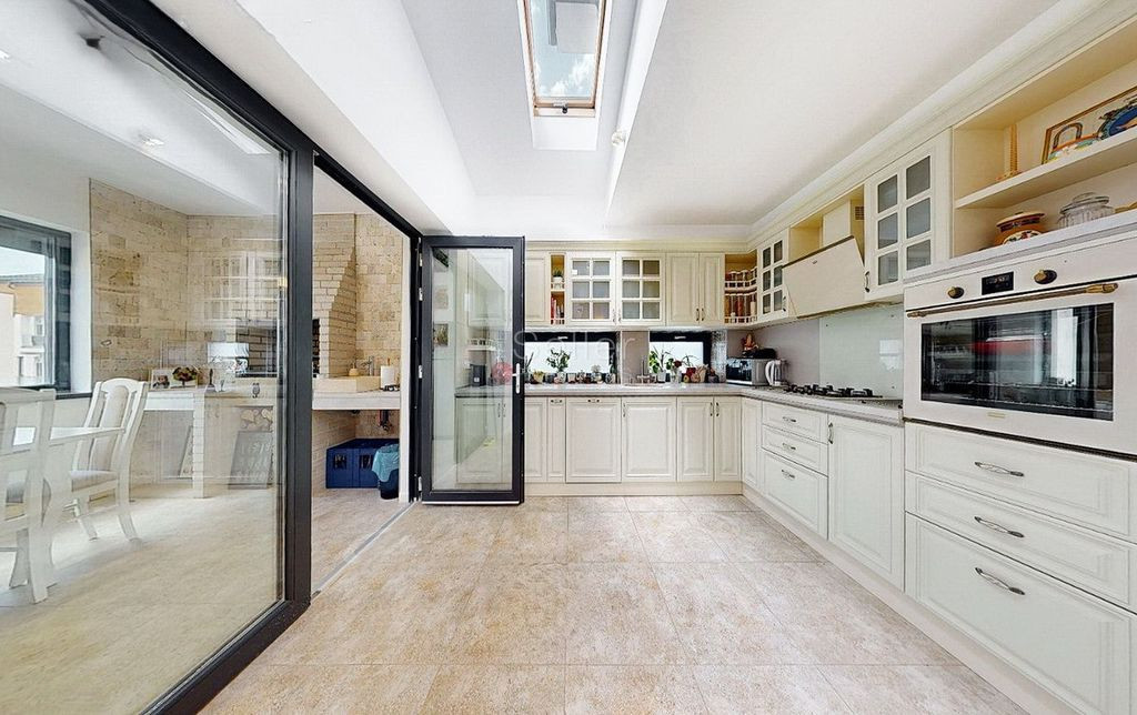 Structura Generoasa Dotari Moderne