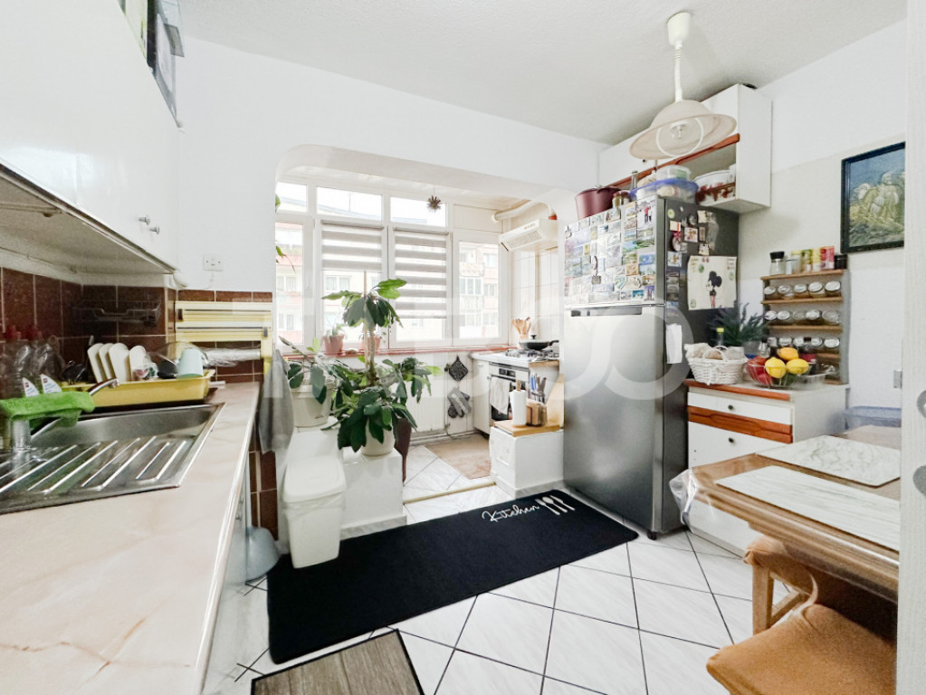 Apartament decomandat cu 3 camere - balcon si pivnita in blo