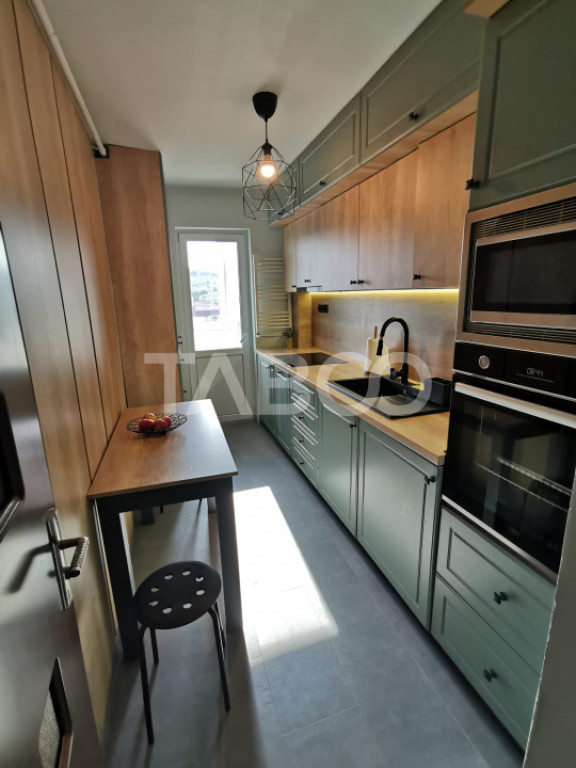 Apartament cu 3 camere de vanzare decomandat situat in Manas