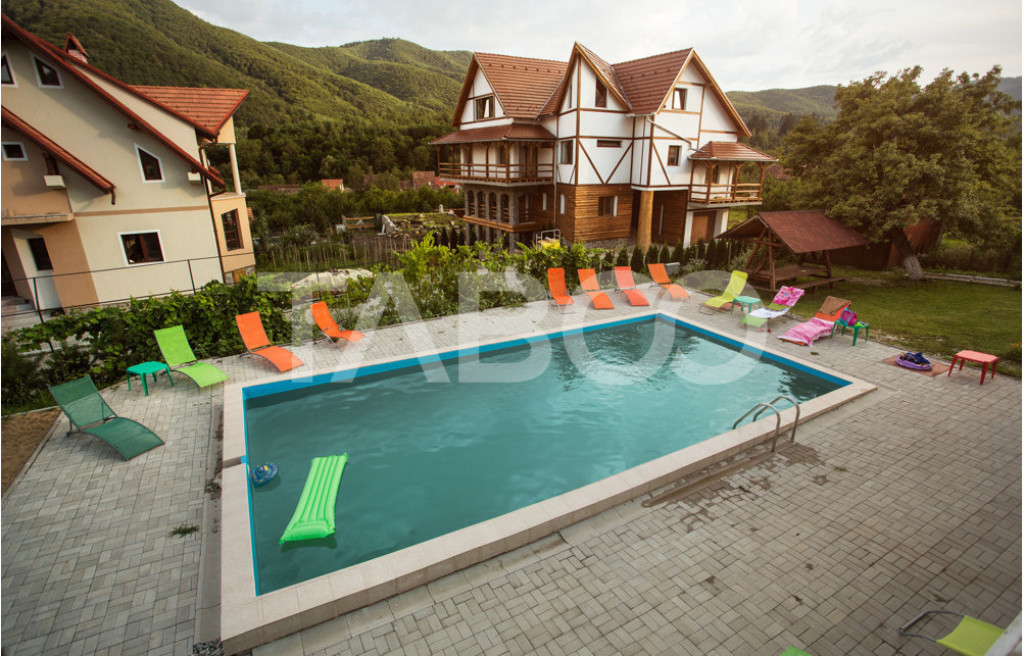 Pensiune 13 camere 16 bai sauna piscina si teren 1565 mp Cis