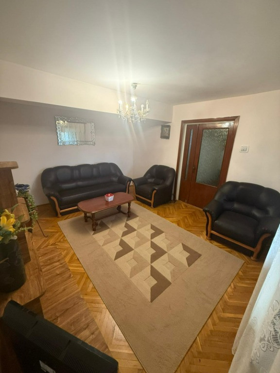 Apartament 3 camere, zona centrala, la 2 minute de Universitate