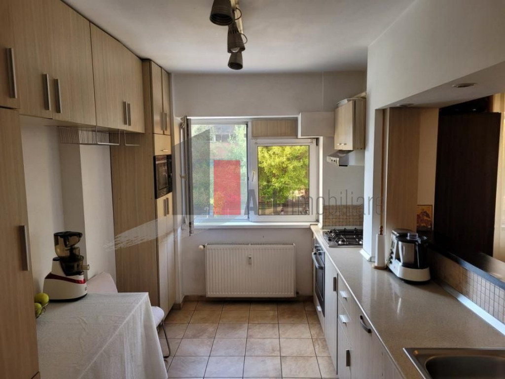 Apartament ideal de 3 camere la doar 50m de parc – gata...