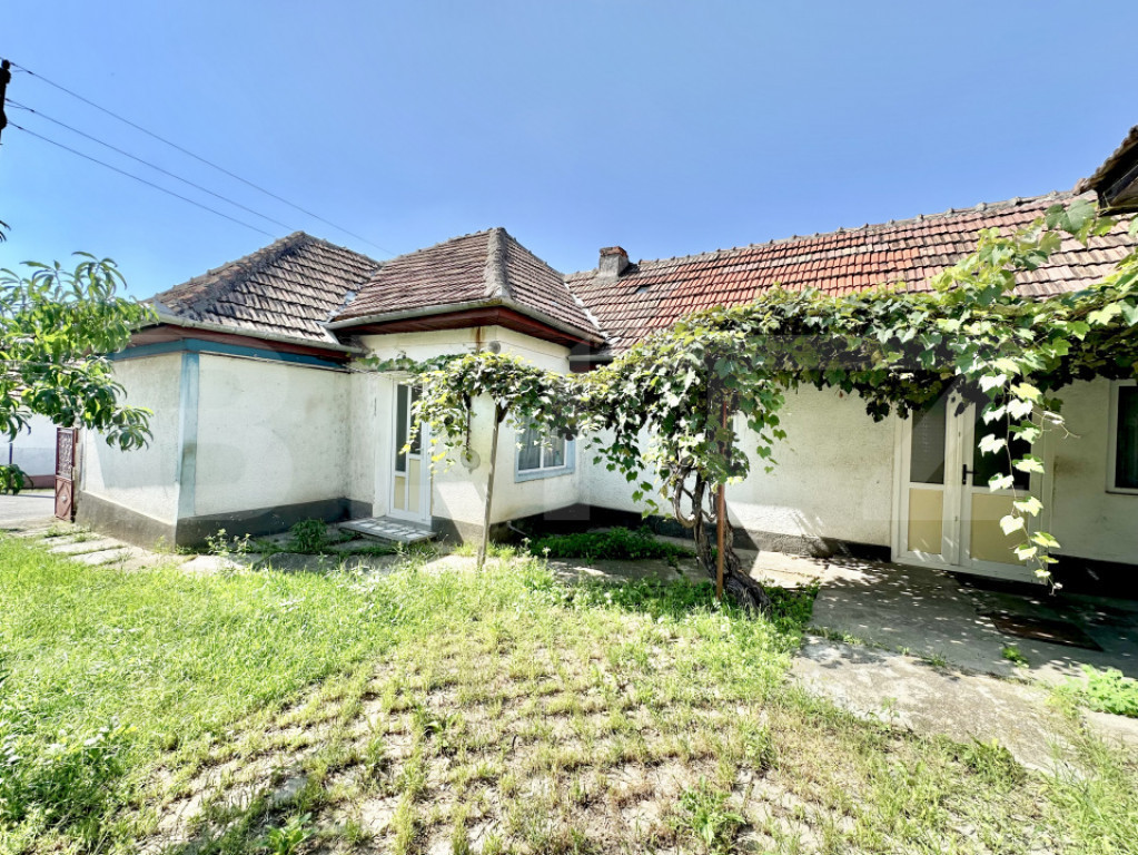Casă de vanzare 114 mp cu pivnițe, anexe și curte mare ,t