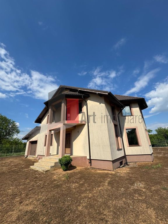 Casa la rosu in Peris