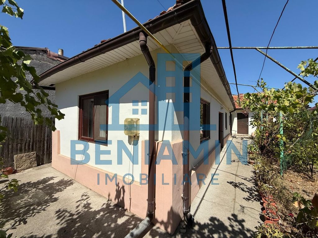 Brestei-strada principala-casa veche-teren 800mp-investit...